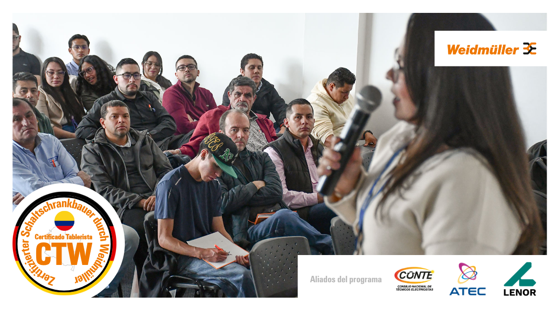 Asistentes atentos a la conferencia