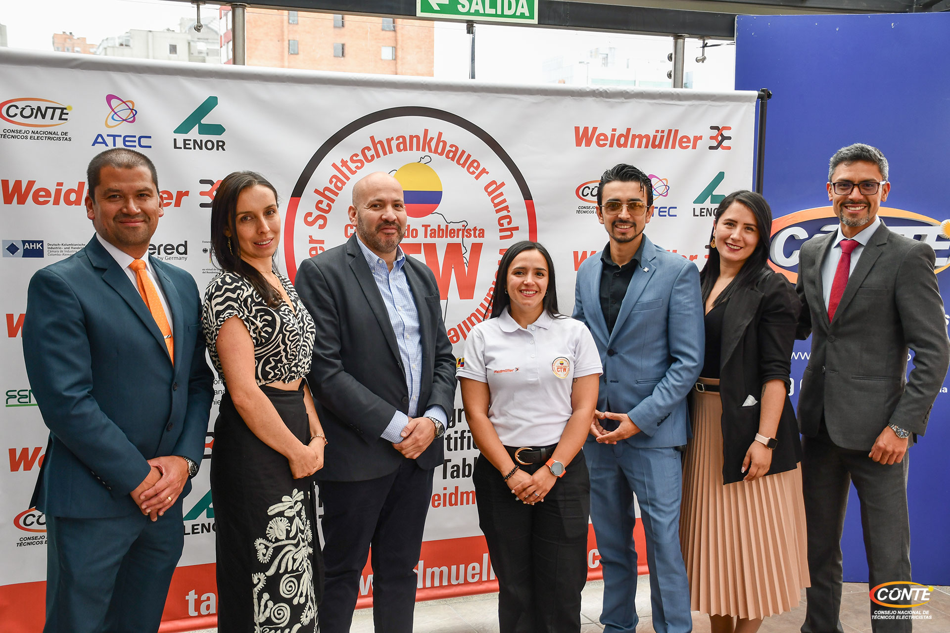 Equipo Weidmüller y aliados en el backdrop CTW — Sesión 2