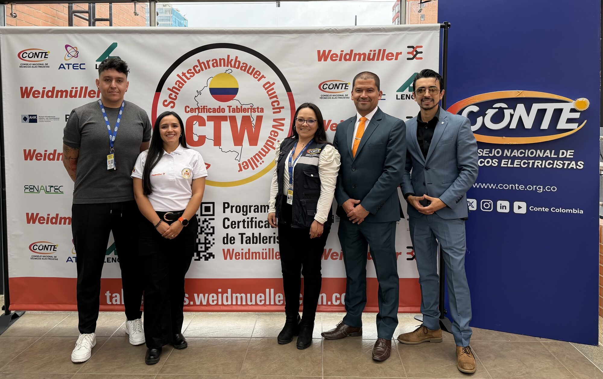 Participantes de la Sesión 2 junto al pendón CTW