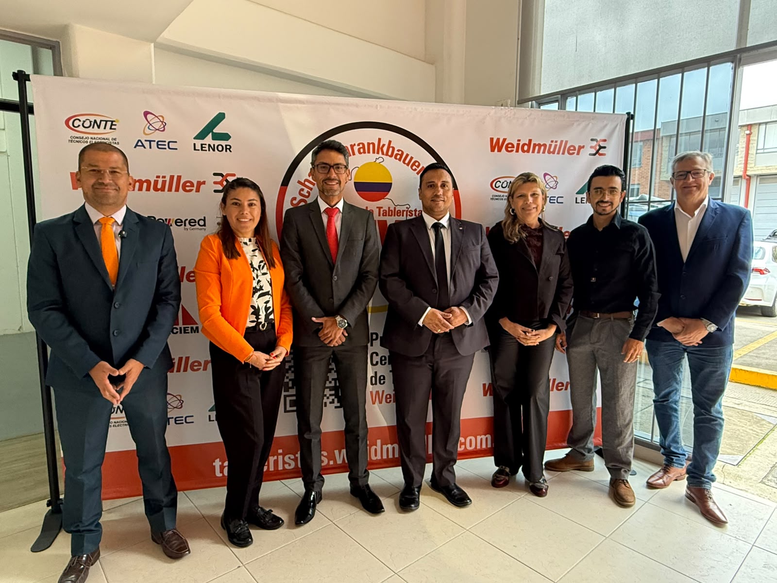 Aliados del programa en el backdrop de inauguración
