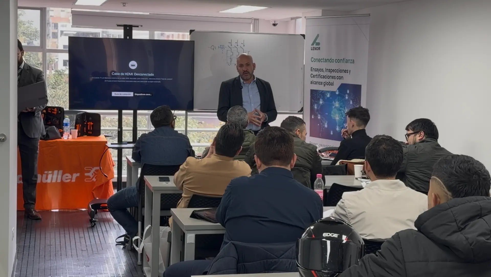 Expositor en el salón de formación — Sesión 2 del Programa CTW