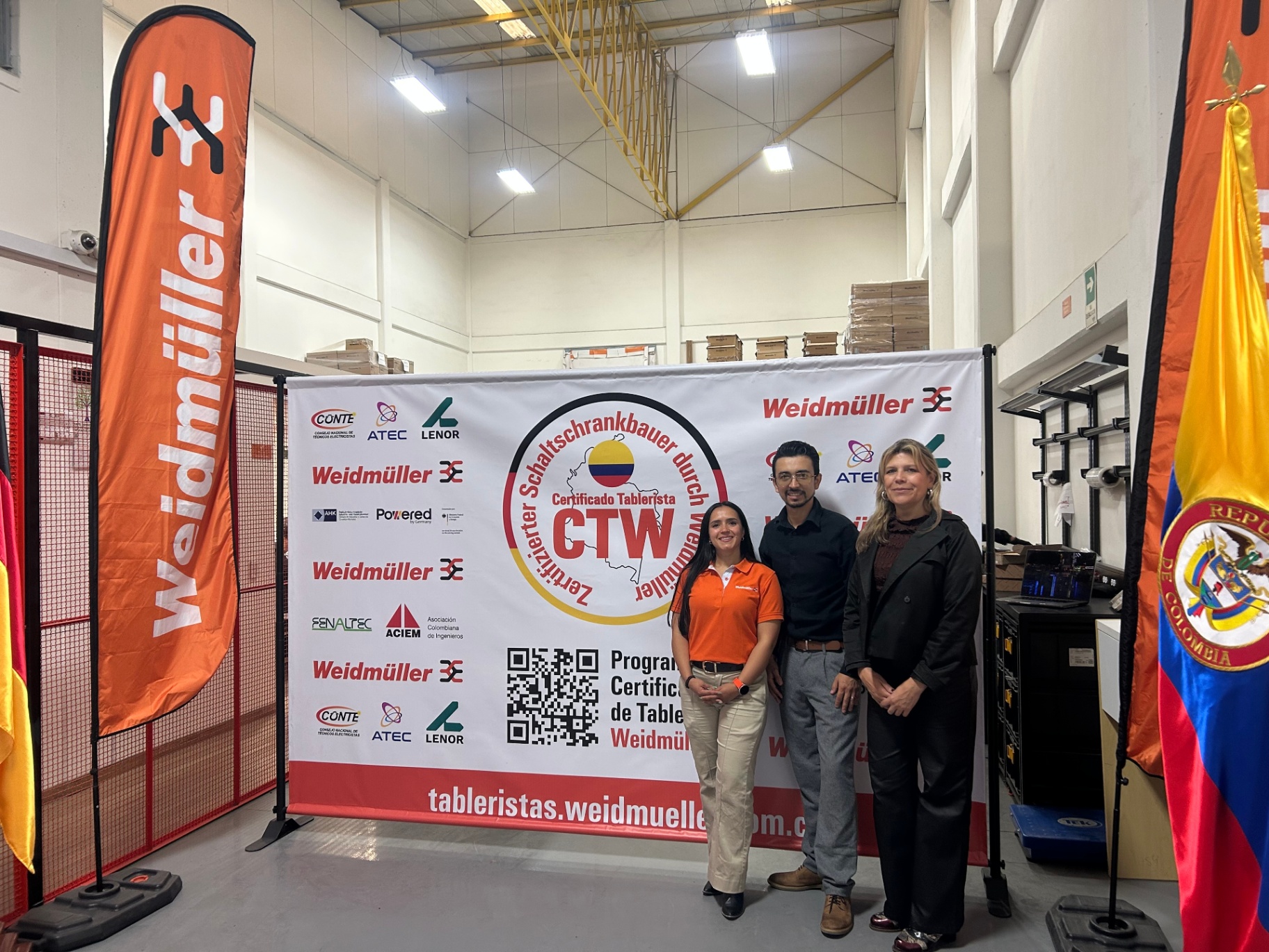 Equipo Weidmüller frente al backdrop CTW