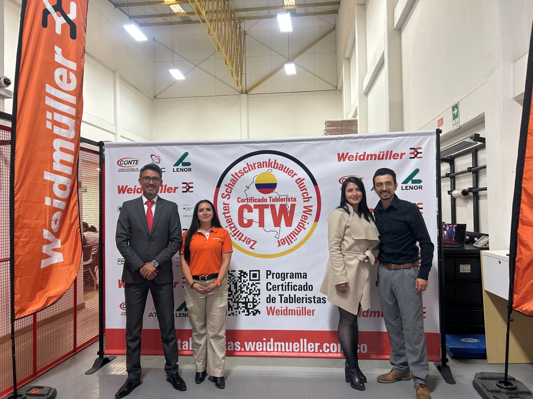 Directivos y equipo Weidmüller en la inauguración