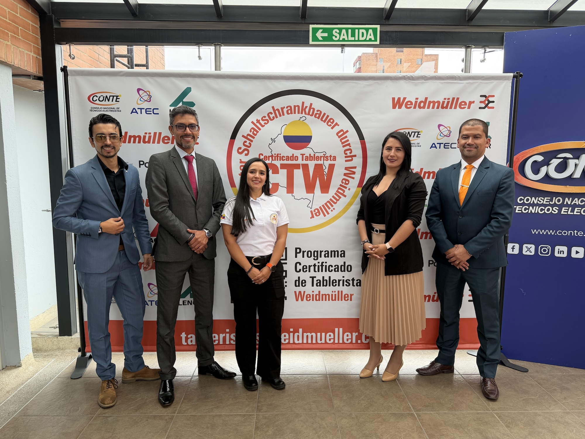 Equipo y aliados frente al backdrop CTW — Sesión 2
